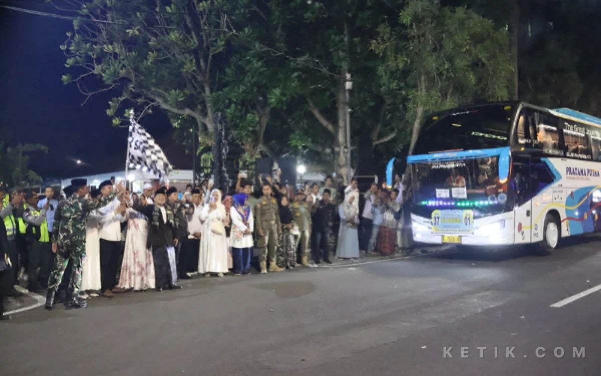Thumbnail Berita - Bupati Bojonegoro  Setyo Wahono Resmi Lepas Keberangkatan CJH Kloter 37 dan 38