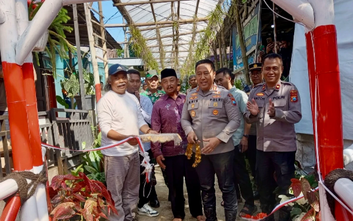Thumbnail Berita - Polres Batu dan Warga Gotong Royong Renovasi Jembatan, Akses Dusun Gerdu Kini Nyaman