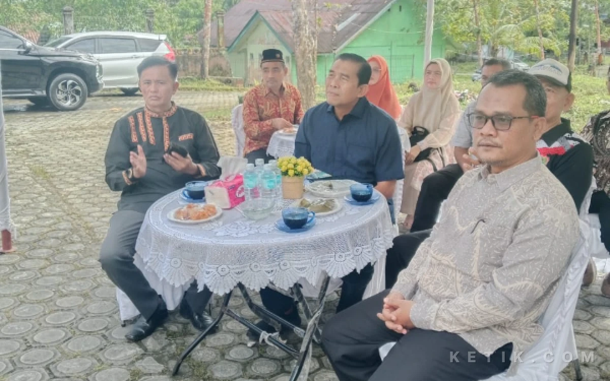 Foto Bupati Simeulue Saat Menghadiri Pembukaan Lomba Festival Lagu daerah di halaman Disparbud Kab. Simeulue Minggu, 27 September 2026. (Helman/Ketik.com)