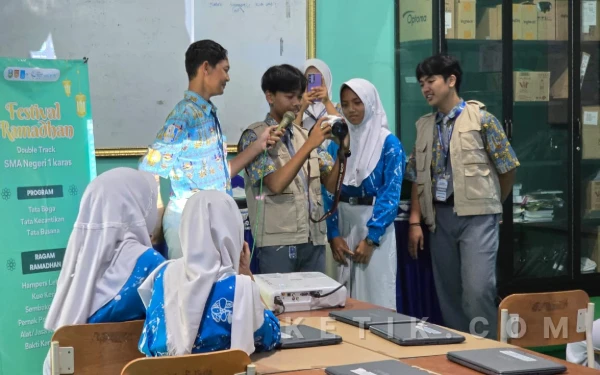 Ramadhan Penuh Karya! Siswa SMAN 1 Karas Gelar Bazar, Demo Makeup, hingga Pelatihan Digital untuk Masyarakat