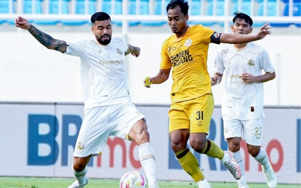 Thumbnail Berita - Takluk dari Semen Padang, Arema FC Jadi 'Tiket Selamat' Kabau Sirah dari Degradasi