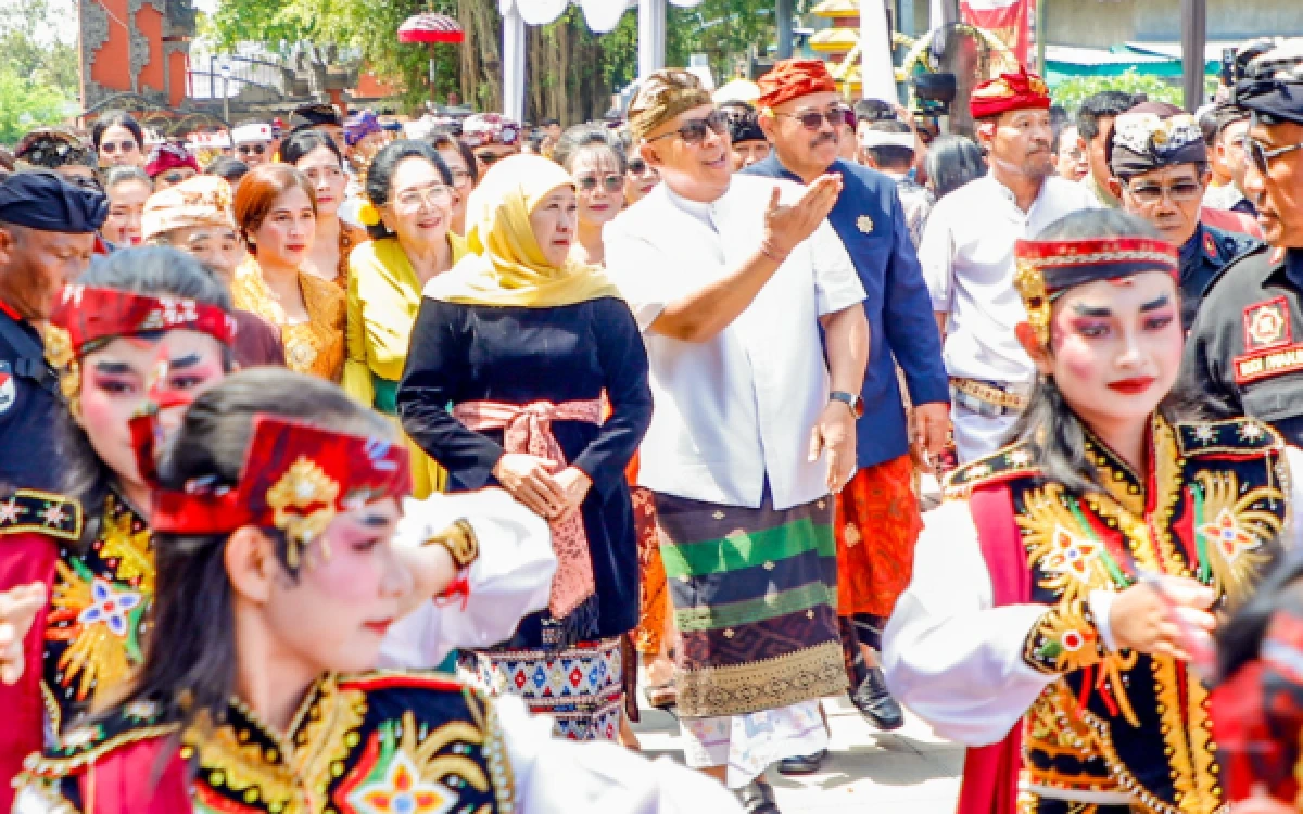Thumbnail Berita - Khofifah dan 5.000 Umat Hindu Jatim Serukan Perdamaian Global di Dharma Shanti Nyepi