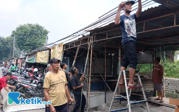 Thumbnail Berita - PKL Pepelegi Sidoarjo Bongkar Sendiri Warung untuk Jalan Alat Berat