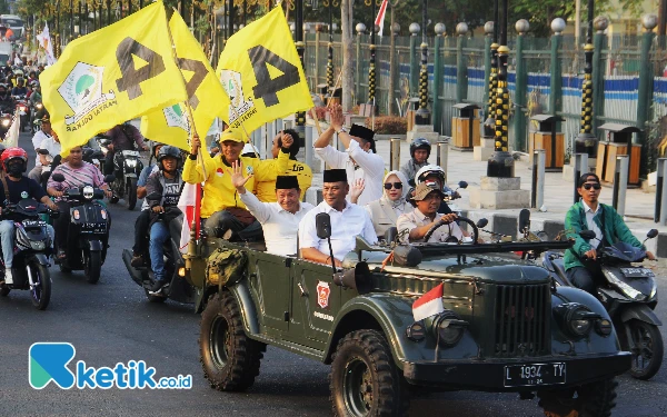 Thumbnail Pilkada Sidoarjo 2024, Subandi-Mimik Daftar ke KPU Sore, Malamnya PKB Daftarkan Mas Iin-Edi