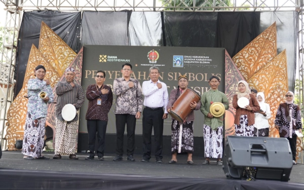 Pemkab Sleman Serahkan Hibah Alat Musik Senilai Rp 238,6 Juta