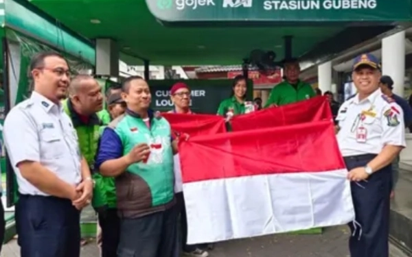Thumbnail Berita - Cinta NKRI, Dishub Jatim Bagi-bagi Ratusan Bendera Merah Putih di Stasiun Gubeng