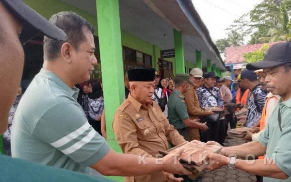 Atap SDN 4 Sukowilangun yang Ambruk Direhab DPKPCK, Bupati Malang Pimpin Kerja Bakti Lintas OPD