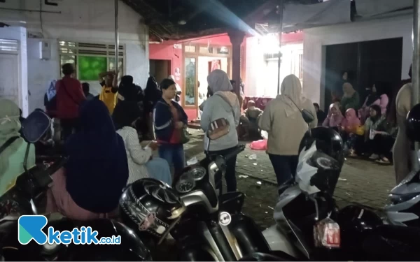 Thumbnail Upah Tidak Sesuai, Tenaga Sorlip Surat Suara di Kabupaten Malang Lurug Rumah Koordinator