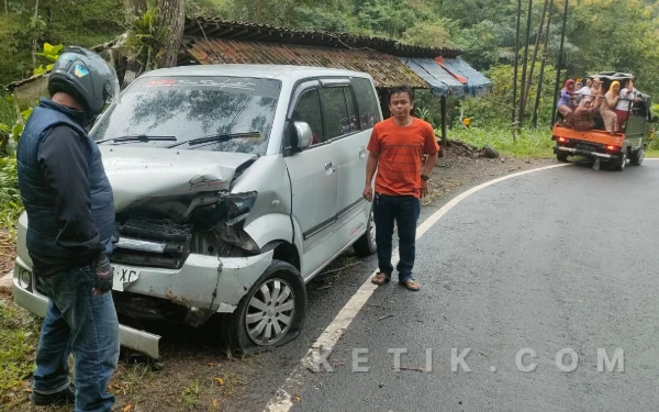 Thumbnail Apes! Mobil APV Penyok Tertimpa Batu Tebing yang Jatuh di Jalur Pacitan-Ponorogo
