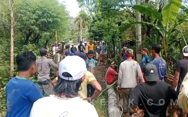 Putus Diterjang Banjir, Warga Dusun Pacalan Situbondo Gotong Royong Bangun Jembatan Darurat Penghubung ke Bondowoso