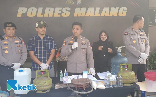 Thumbnail Polres Malang Tangkap Pengedar Miras Ilegal, Pelaku Sakit-sakitan