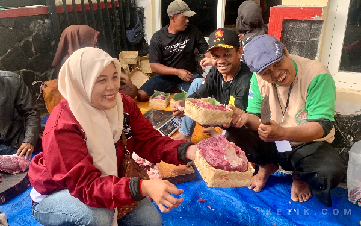 Thumbnail Berita - Gerindra Kota Batu Salurkan 6 Sapi dan 12 Kambing Kurban, Daging Dikemas Pakai Besek