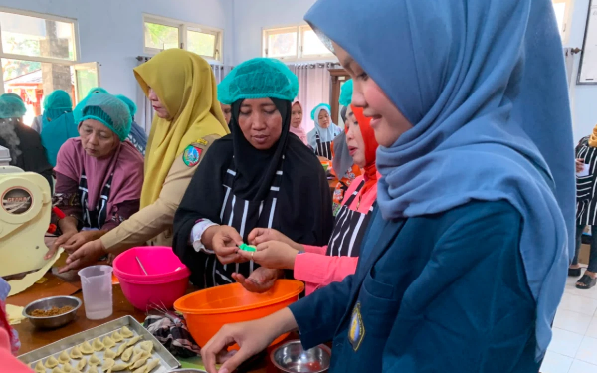 Foto Mahasiswa MBKM turut mendampingi peserta dalam kegiatan Bimbingan Teknis (Bimtek) Pengolahan Hasil Perikanan (Foto : Mahasiswi PSDKU UB Kediri)