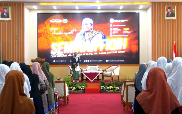 Seminar Fikih di Nurul Jadid, Lora Ismail Al-Kholilie: Saatnya Santri Mengisi Panggung Dakwah di Medsos