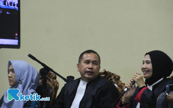 Thumbnail Pengacara Terdakwa Pemotongan Insentif BPPD Sidoarjo Minta KPK Usut Semua Penerima Dana