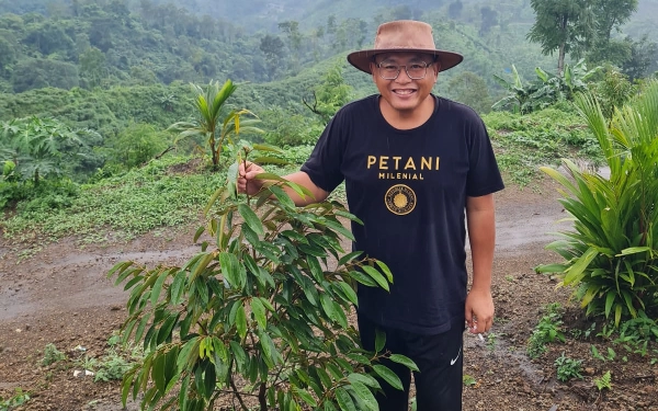 Thumbnail Berita - Mengenal Anna Luthfie, Dulu "Pendekar Indrapura", Kini "Raja Durian"! Rahasia Suksesnya?