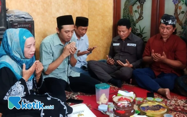 Thumbnail Berita - Bupati Sidoarjo Subandi Takziah dan Berikan Santunan kepada Keluarga Korban Longsor Pacet