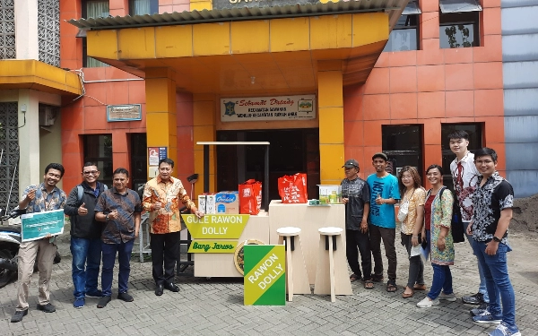 Thumbnail Alumni dan Mahasiswa Universitas Ciputra Surabaya Bangkitkan Kuliner Khas Dolly