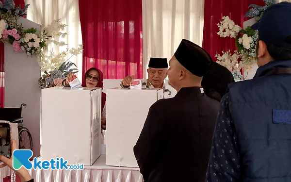 Thumbnail Cabup Malang 01 Abah Sanusi Nyoblos Bareng Keluarga Besar, Optimis Menang 90%
