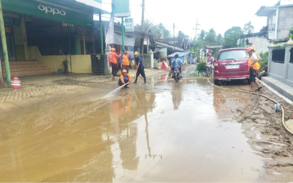 Thumbnail Desa Sitiarjo di Kabupaten Malang Diterjang Banjir, Ratusan Rumah Terendam Air dan Lumpur