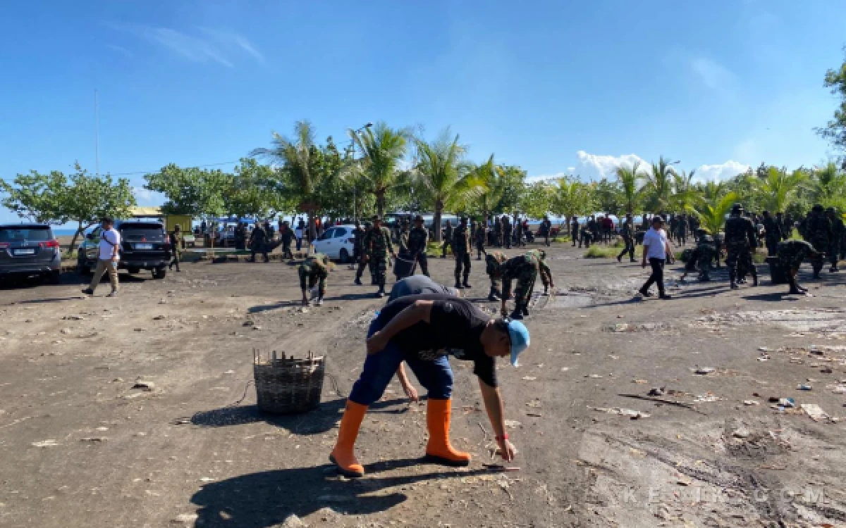 Camat Asembagus Hadiri Aksi Bersih-Bersih Sampah Pantai