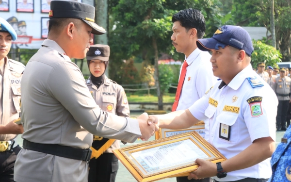 Thumbnail Dukung Tugas Kepolisian, Warga dan ASN Terima Piagam Penghargaan dari Kapolres Malang