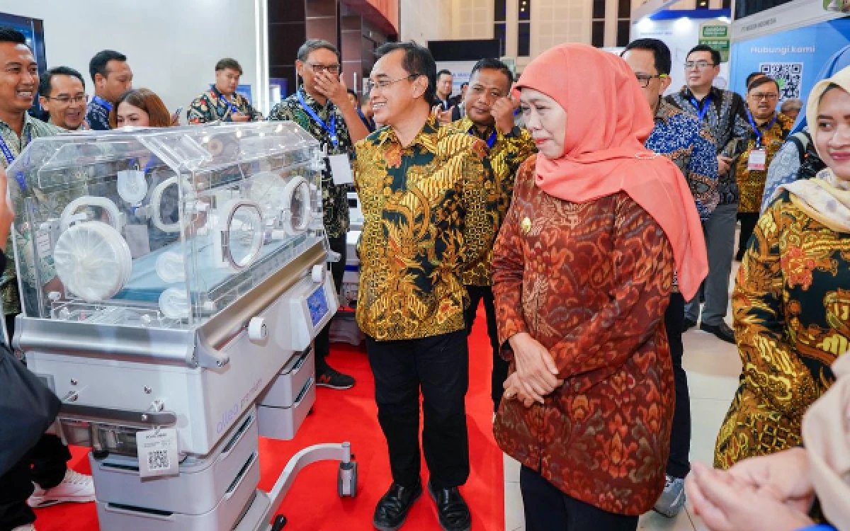 Thumbnail Berita - Buka Pameran Surabaya Hospital Expo XX 2026, Gubernur Khofifah Arahkan RS di Jatim Adaptif Perkembangan AI dan Teknologi Kesehatan