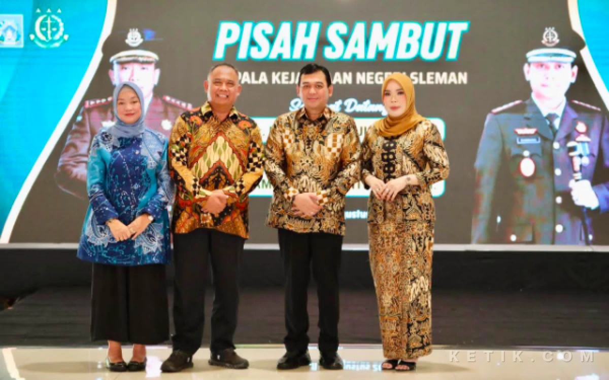 Foto Momen kebersamaan Bupati Sleman Harda Kiswaya bersama mantan Kajari Sleman Bambang Yunianto SH MH, didampingi pasangan masing-masing. Sebuah akhir dari sebuah babak pengabdian yang sarat akan sinergitas, ketegasan hukum, dan pendekatan humanis bagi masyarakat Sleman. (Foto: Fajar R/Ketik.com)