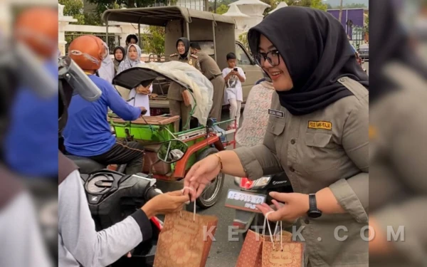 Thumbnail Berita - HUT Satpol PP, Satlinmas dan Damkar di Pacitan Diisi Aksi Tebar Takjil ke Pelintas