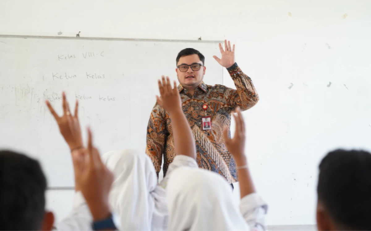 Thumbnail Berita - Sapa Murid Baru di Hari Pertama MPLS, Mas Dhito Tekankan Stop Bullying