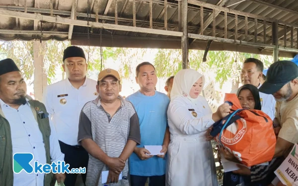 Thumbnail Berita - Peduli, Bupati dan Wabup Situbondo Salurkan Bantuan untuk 9 PKL Korban Kebakaran