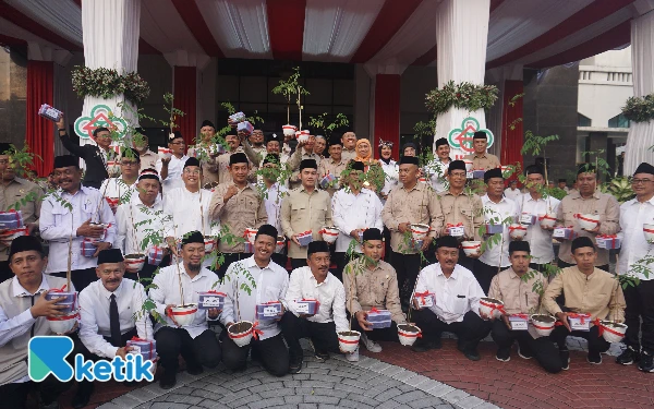[Berita Foto] Pelantikan HKTI se-Jatim Bersama Gubernur Khofifah: Ada Hadiah Seekor Sapi