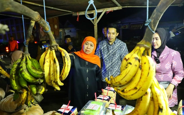 Thumbnail Berita - PEDAGANG SUMRINGAH! Gubernur Khofifah Borong Pisang Agung di Pasar Buah Ranuyoso