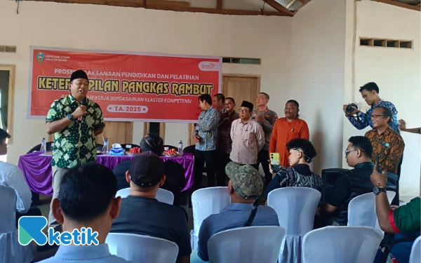 Thumbnail Berita - Ini Kata Bupati Situbondo saat Membuka Pelatihan Pangkas Rambut