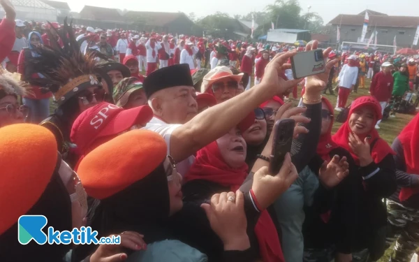 Thumbnail Senam di Pakisaji, Cabup Malang Sanusi Dikerubuti Lansia