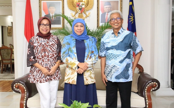 Thumbnail Khofifah Pastikan Jatim Siap Dukung Penguatan Layanan Pendidikan Keluarga PMI di Malaysia