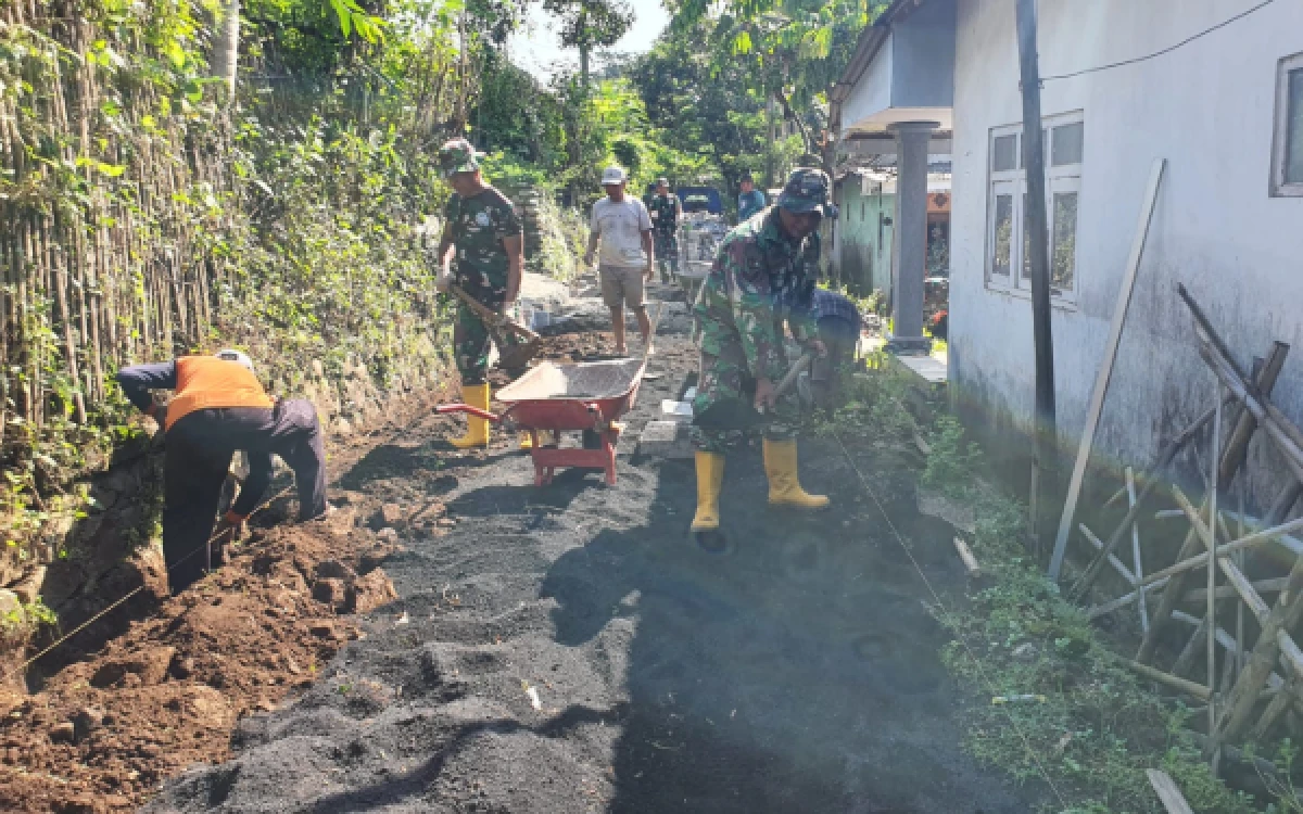 Thumbnail Berita - Capai 70 Persen, TMMD Ke-128 Kodim 0820 Probolinggo Pasang Paving di Dusun Klagin Desa Brabe