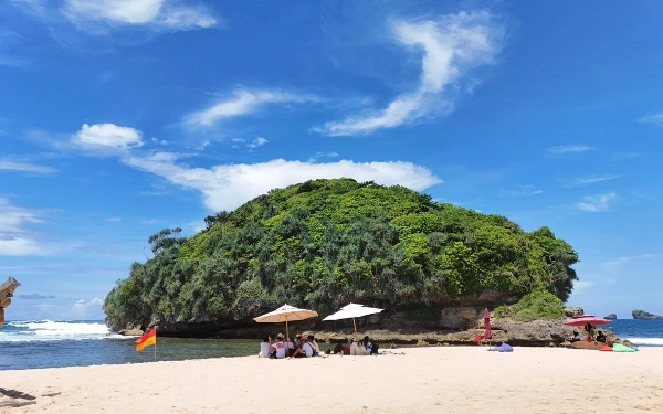 Thumbnail Ayo! Wisata ke Pantai Tanjung Penyu, Destinasi Wisata Alam Eksotis di Kabupaten Malang
