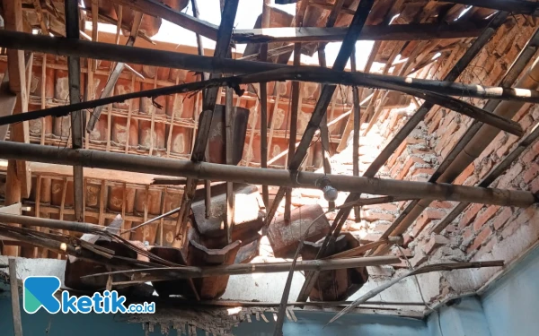 Thumbnail Komisi D DPRD Sidoarjo Sidak Rumah Janda yang Atapnya Jebol di Krembung