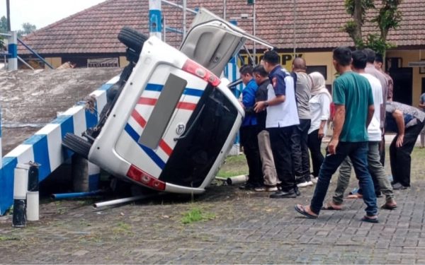 Thumbnail Berita - Waduh! Mobil Uji SIM Satpas Polres Malang di Singosari Terguling Dipakai Peserta Tes