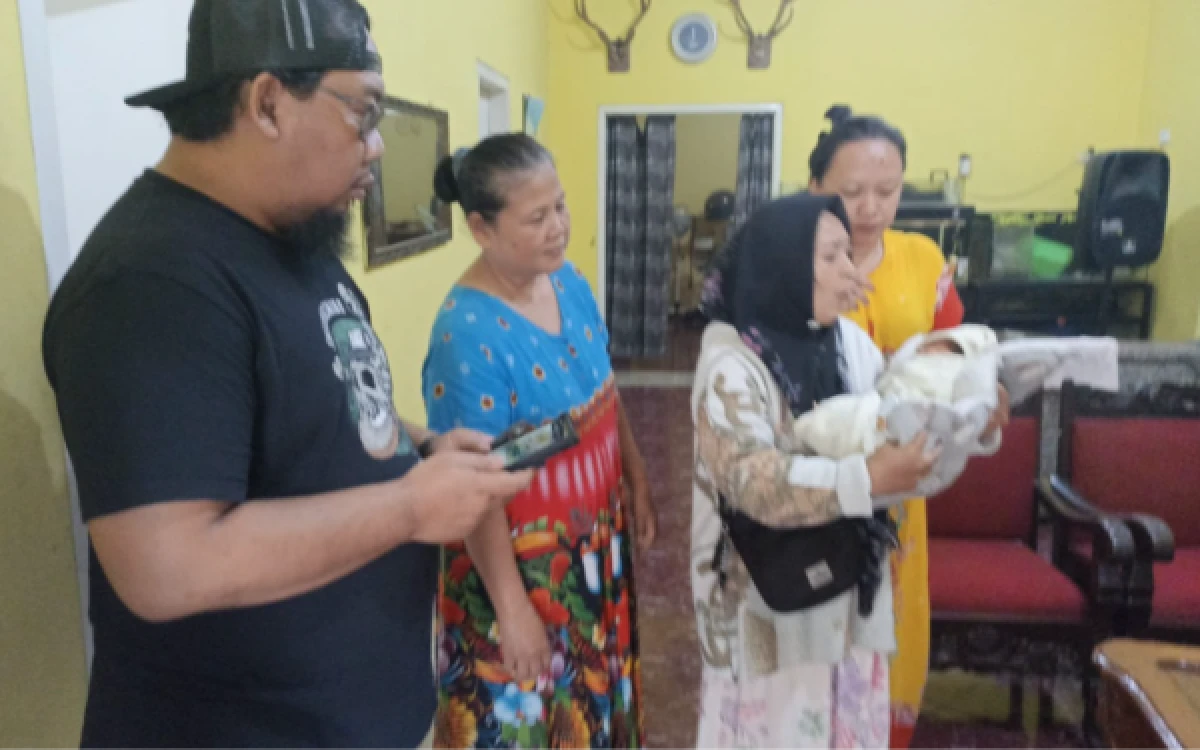 Foto Kondisi bayi perempuan yang ditemukan dalam kardus di Jalan Sudanco Supriadi Gang IX RT 10 RW 4 Kecamatan Sukun Kota Malang setelah dievakuasi dan dirawat di RSSA Malang, Senin, 19 Oktober 2026 (Foto : Polresta Malang Kota)