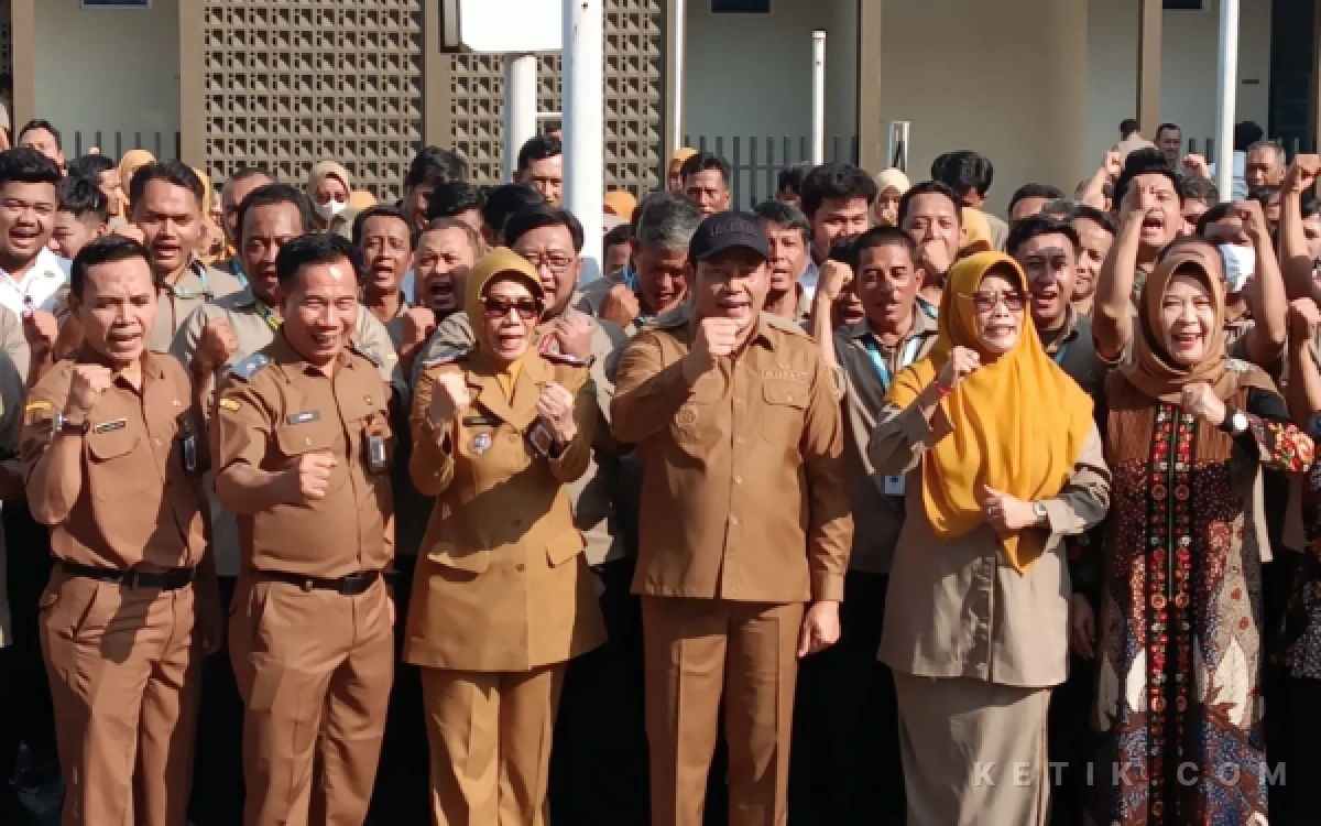 Foto Bupati Subandi berfoto bersama para pegawai Perumda Delta Tirta setelah Apel Akbar pada Senin (6 Juli 2026). (Foto: Fathur Roziq/Ketik.com)