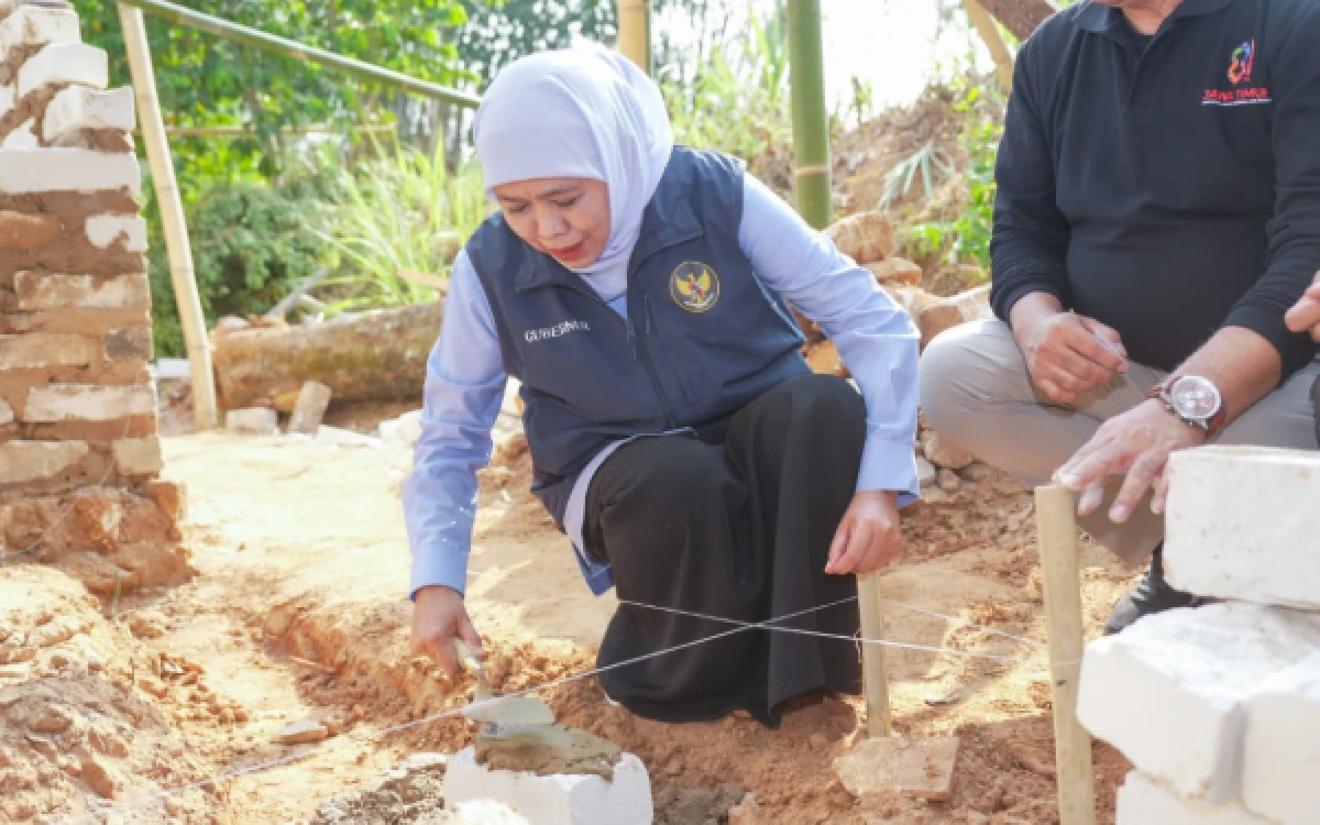 Thumbnail Berita - Tinjau Penerima Bantuan di Sumenep, Gubernur Khofifah Pastikan Hunian Layak dan Sehat bagi Masyarakat