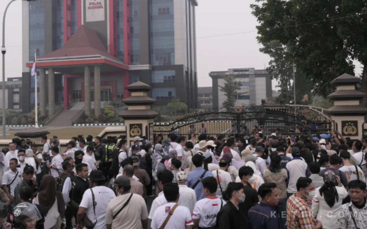 Foto Suasana aksi solidaritas Koalisi Pers Sumsel di gerbang Mapolda Sumsel, Palembang, Kamis 15 Oktober 2026. (Foto: M Tohir/Ketik.com)