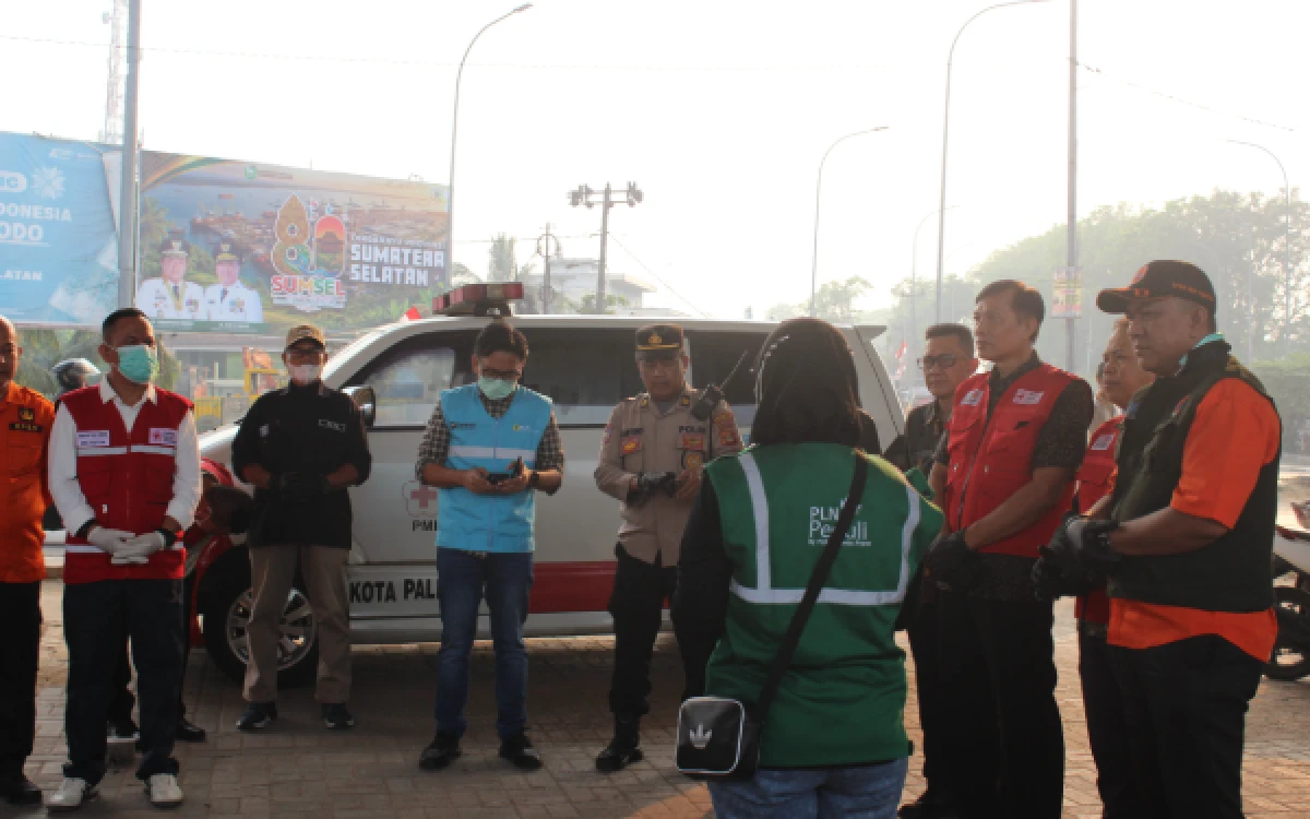 Foto PMI Kota Palembang bersama  pihak terkait membagikan Masker di Simpang Lampu Merah Fly Over Kertapati (Foto:Humas PMI Kota Palembang