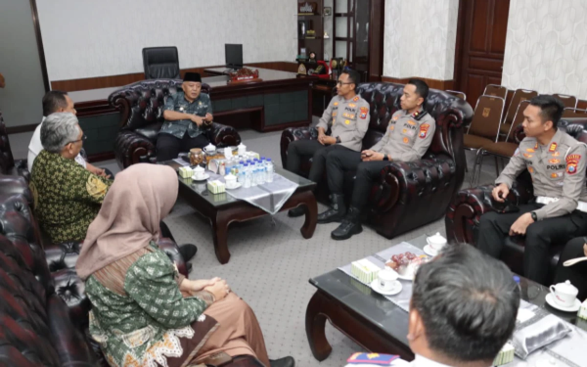 Thumbnail Berita - Kapolres Malang AKBP Rulian Syauri Gerak Cepat! Temui Bupati Sanusi Komitmen Jaga Kamtibmas
