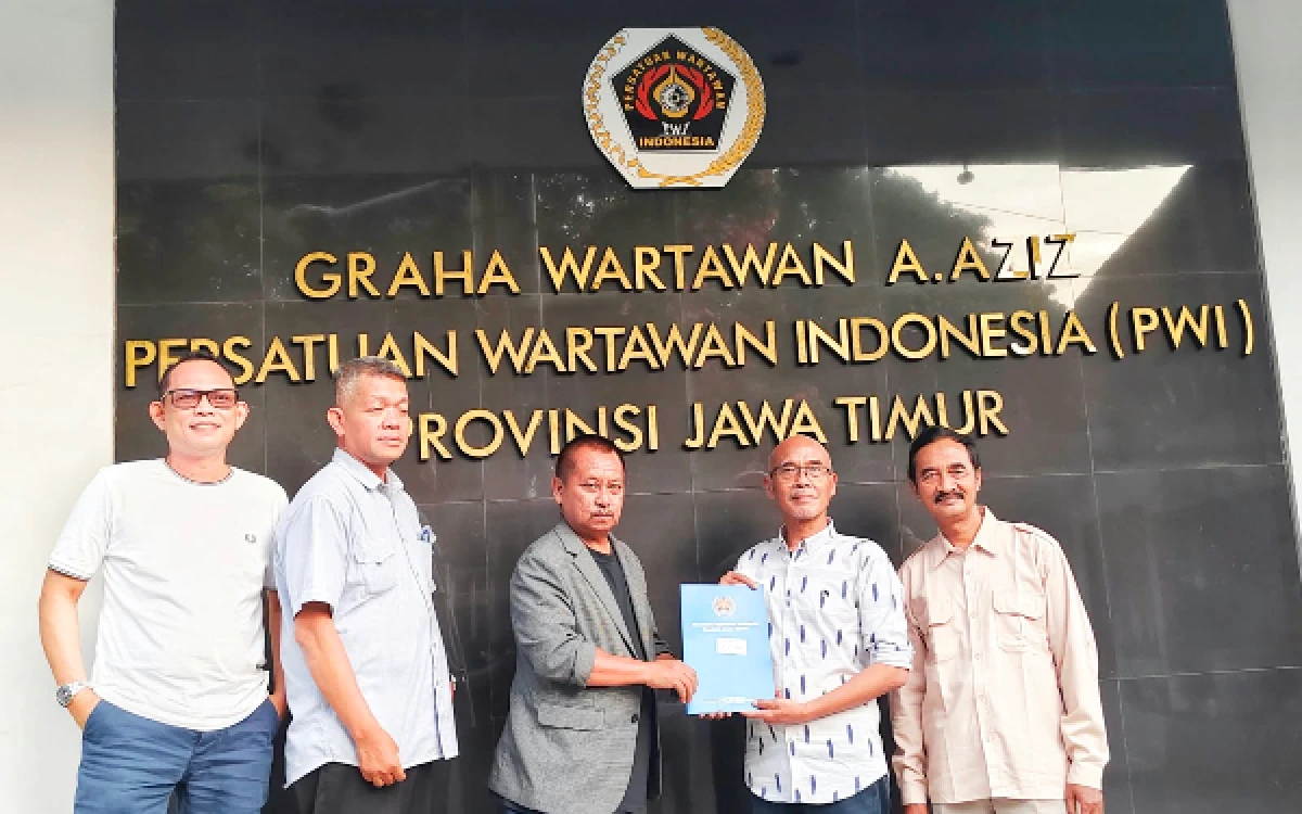 Thumbnail Berita - Bakal Calon Ketua PWI Jawa Timur Periode 2026–2031! Lucky dan Cak Item Calonkan Diri Periode Kedua