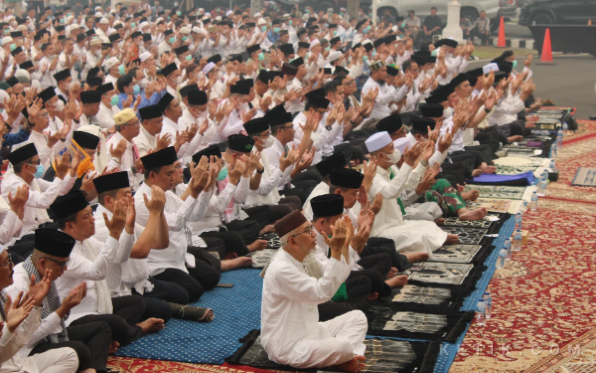 Foto Ratusan jamaah berdoa bersama dalam pelaksanaan Salat Istisqa memohon pertolongan dan turunnya hujan dari Allah SWT di tengah kekeringan serta kabut asap akibat karhutla di halaman Griya Agung Palembang, Kamis 8 Oktober 2026. (Foto: M Nanda/Ketik.com)
