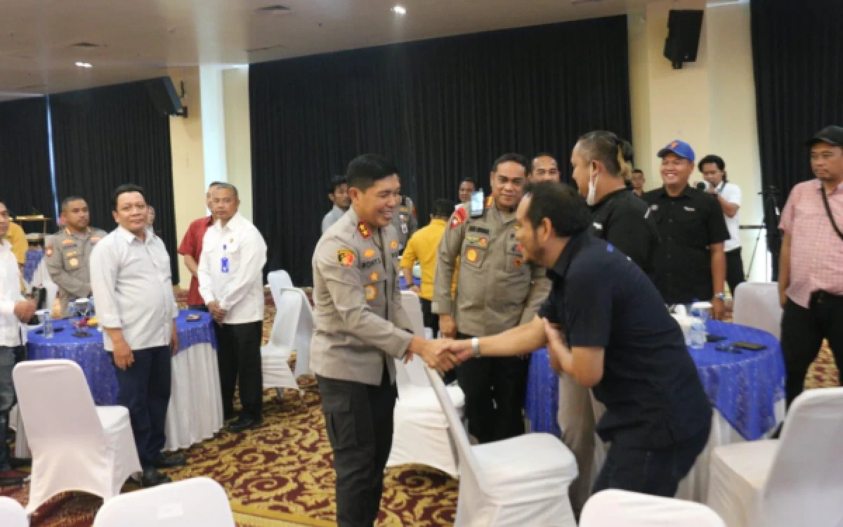Foto Kapolda Sumatera Selatan Irjen Pol. Rony Samtana, S.I.K., saat bertemu dengan para pemimpin redaksi media cetak dan elektronik di Lantai 7 Gedung Presisi Mapolda Sumsel, Palembang, Rabu 21 Oktober 2026. (Foto : Humas Polda Sumsel)