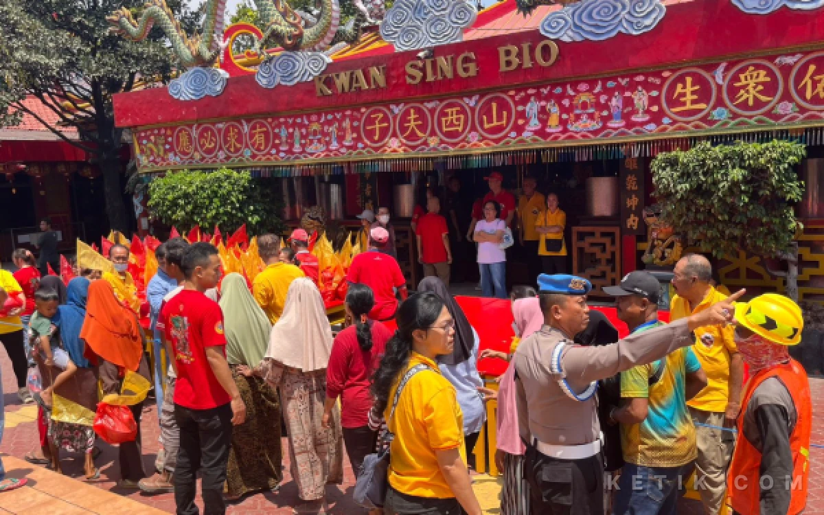 Thumbnail Berita - Tradisi Unik Sembayang King Ho Ping di Klenteng Kwan Sing Bio Tuban, Warga Rela Antre Demi Tumpeng Berkah